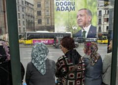Τουρκία: Στη φυλακή 16χρονος γιατί ζωγράφισε «χιτλερικό» μουστάκι σε αφίσα του Ερντογάν