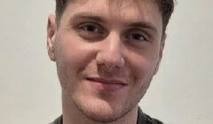 Υποτροφία σε μαθητή που για έξι χρόνια πήγαινε με καΐκι σχολείο από τον Κάλαμο στον Μύτικα: Να έχετε κουράγιο, επιμονή και υπομονή λέει στους νέους