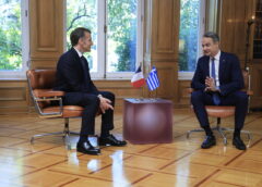 Στο Μέγαρο Μαξίμου ο Εμανουέλ Μακρόν – Υπογραφή νέας αμυντικής συμφωνίας με Μητσοτάκη
