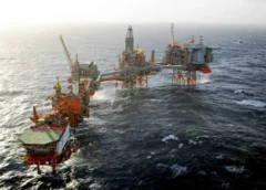 Πετρέλαιο: Εκρηκτική άνοδος λόγω κρίσης στα Στενά του Ορμούζ – Σε τροχιά νέων αυξήσεων τα καύσιμα