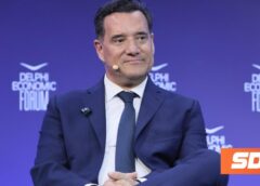 «Μην πιστεύετε τίποτα»: Ο Άδωνις βρήκε την ορίτζιναλ φωτογραφία που παραποιήθηκε