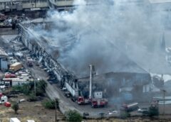 Βομβαρδισμένο τοπίο η επιχείρηση που τυλίχθηκε στις φλόγες στον Ασπρόπυργο, δείτε φωτογραφίες από drone