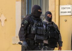 «Το ωραίο κείμενο και τα μοβ» – Οι διάλογοι από τη Μαφία της Κρήτης