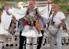 Νίκος ΑΛΙΑΓΑΣ – Φόρεσε ΦΟΥΣΤΑΝΕΛΑ και έσυρε τον Χορό στο ιστορικό Πανηγύρι της Αγίας Αγάθης στην Σταμνά Μεσολογγίου, όπως κάθε χρόνο.