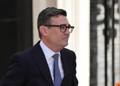 Ιδιωτικό θέμα η ασφάλεια Χάρι και Μέγκαν, λέει ο Μπέρναμ καθώς οι Σάσεξ ετοιμάζονται να επιστρέψουν στη Βρετανία