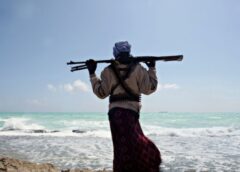 Επιστρέφουν οι πειρατές στον Κόλπο του Άντεν, πάνω από 90 ναυτικοί σε ομηρία