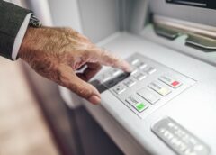 Επίδομα 400 ευρώ: Τι αλλάζει στα κριτήρια για τους συνταξιούχους