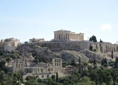 Βρετανοί εκατομμυριούχοι μετακομίζουν στην «ηλιόλουστη, χαμηλής φορολογίας Ελλάδα»