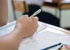 PISA 2025: Σχεδόν ένας στους δύο Έλληνες μαθητές δεν διαθέτει ούτε το βασικό επίπεδο εγγραμματισμού