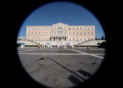 Η Ελλάδα κατατάσσεται στις «πλήρεις δημοκρατίες» παγκοσμίως, σύμφωνα με τον Δείκτη Δημοκρατίας (Democracy Index) του περιοδικού The Economist.